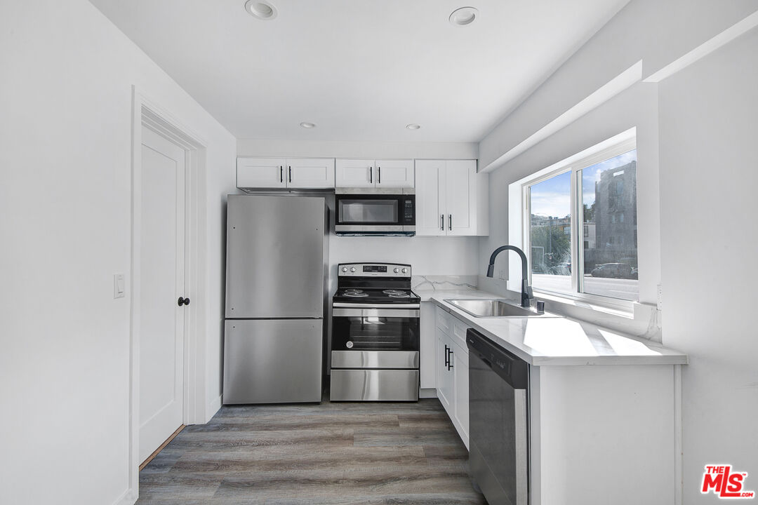 Los Angeles Condo: 1610 South Beverly Glen Boulevard