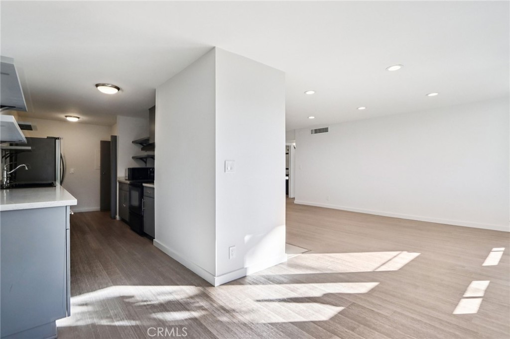 Beverly Hills Condo: 403 North Oakhurst Drive