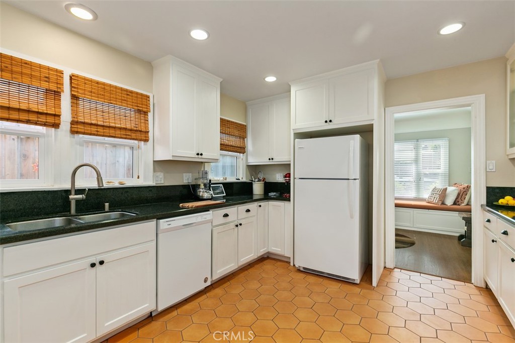 Long Beach Condo: 728 Belmont Avenue