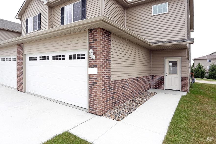 Grimes Townhome: 905 SE 10th Ln