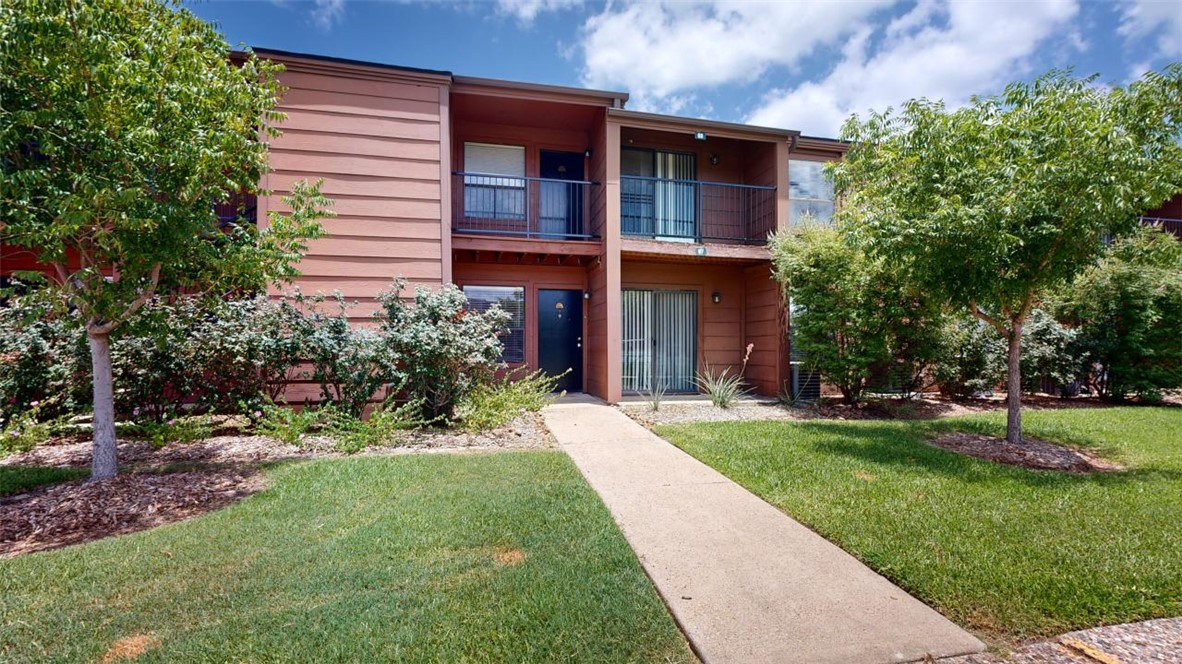 College Station Condo: 904 University Oaks Boulevard