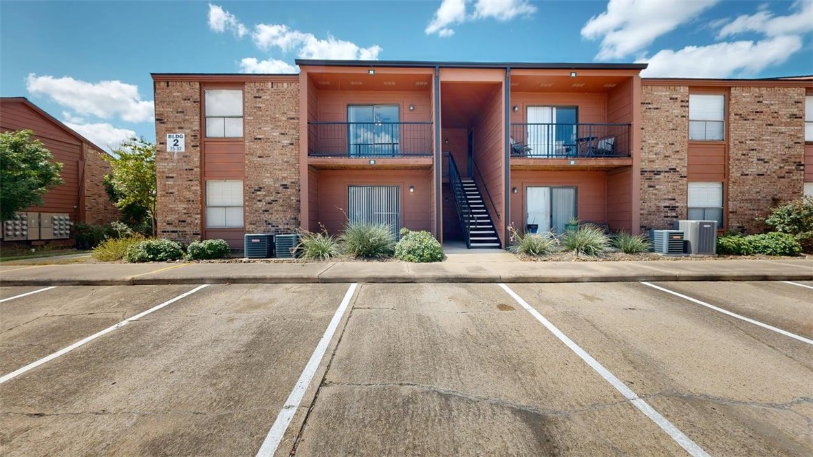 College Station Condo: 904 University Oaks Boulevard