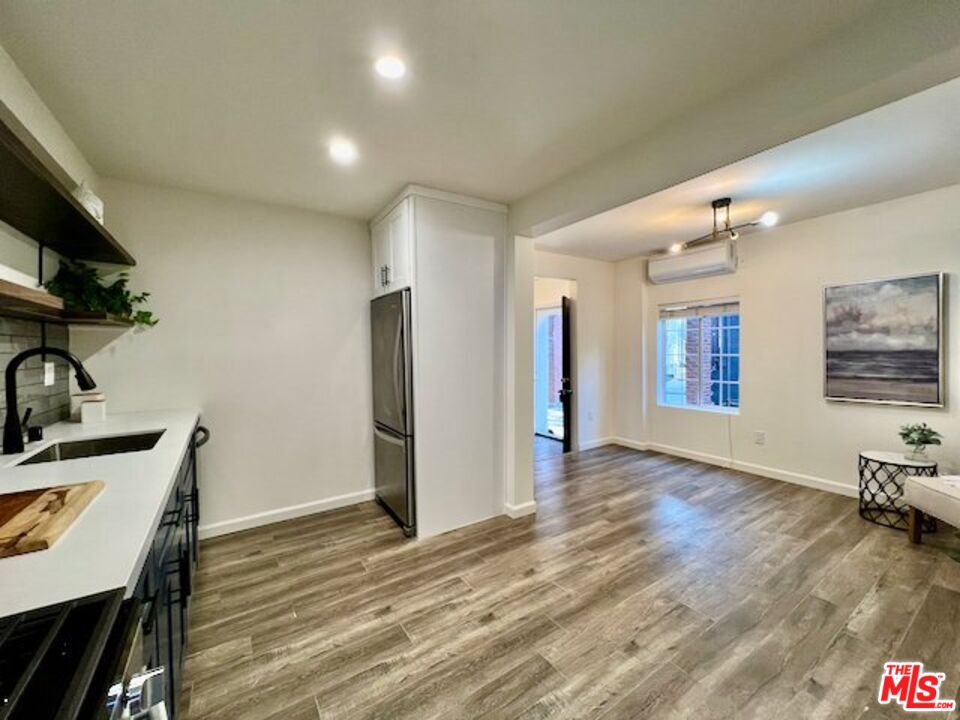 Los Angeles Condo: 656 1/2 North Dillon Street
