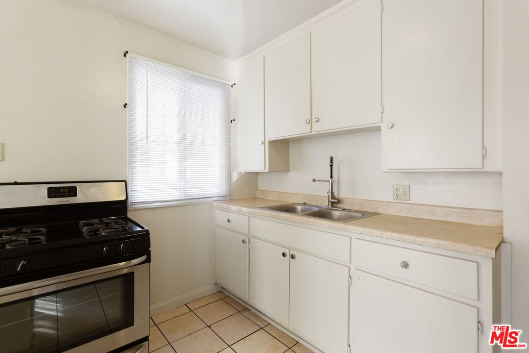 Los Angeles Condo: 6532 Brynhurst Avenue