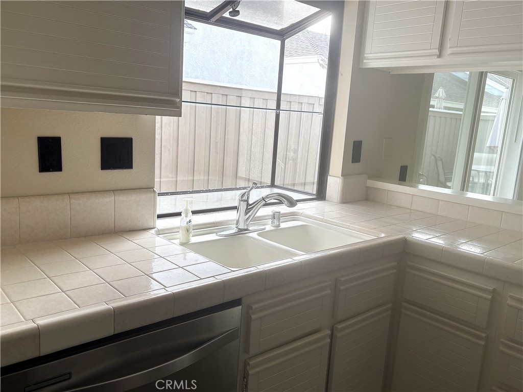 Irvine Condo: 16 Amberleaf