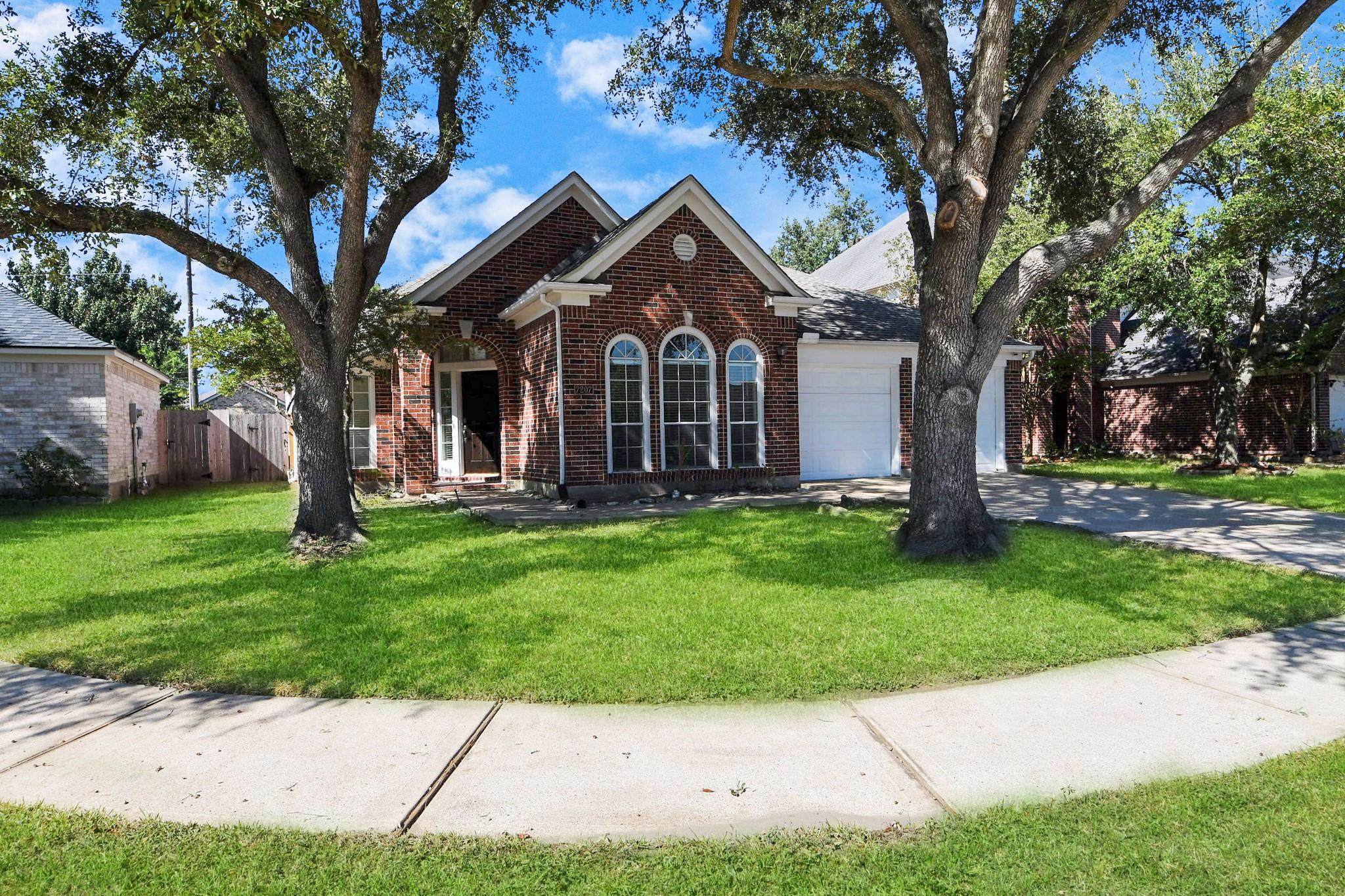 Houston House: 7207 Glenbank Way