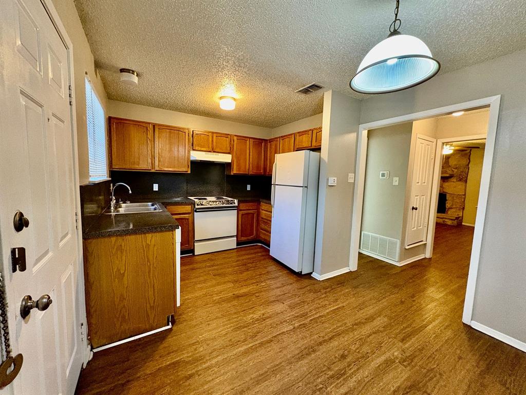 Cleburne Condo: 1407 Courtney Place
