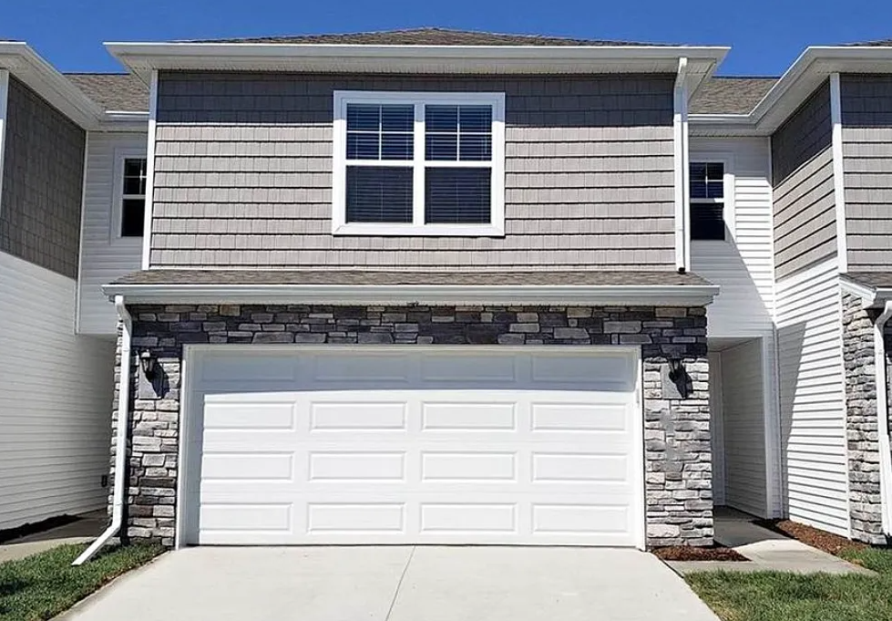 Urbandale Townhome: 17026 Sutton Ln