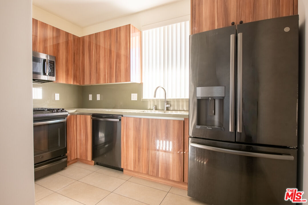 Los Angeles Condo: 5531 La Mirada Avenue