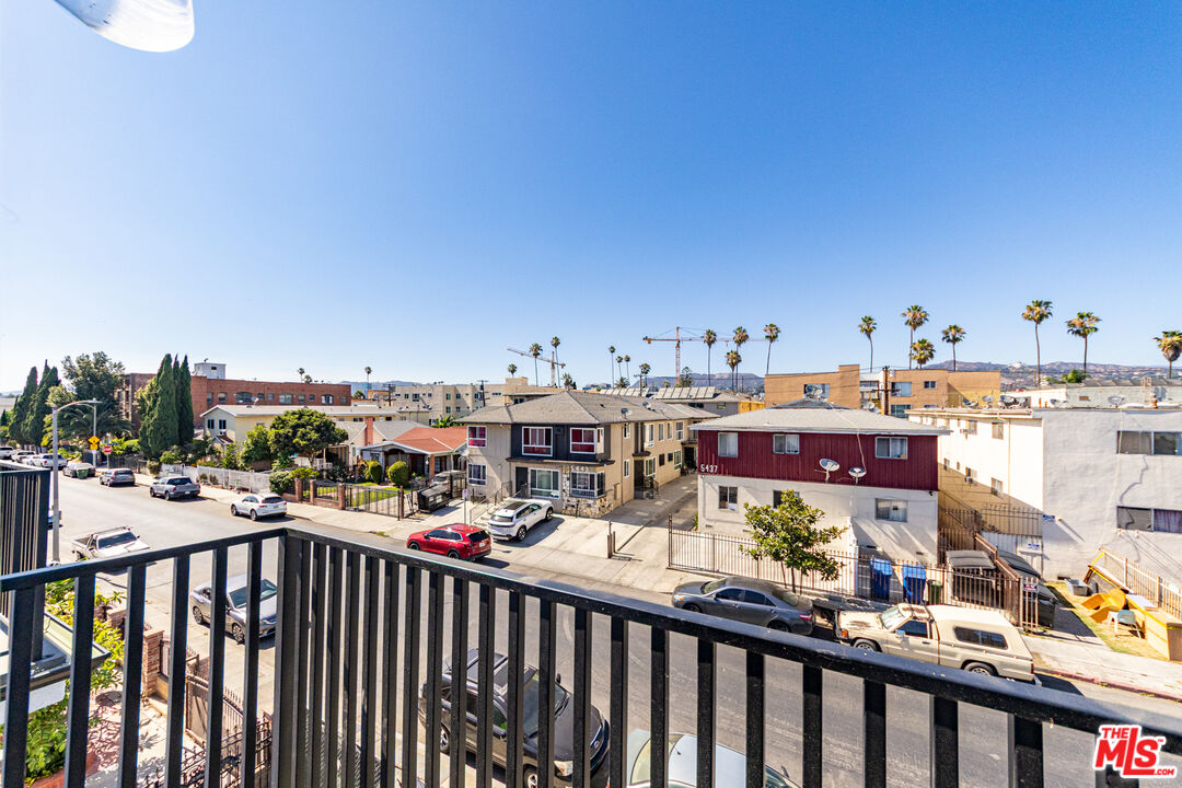 Los Angeles Condo: 5436 Romaine Street