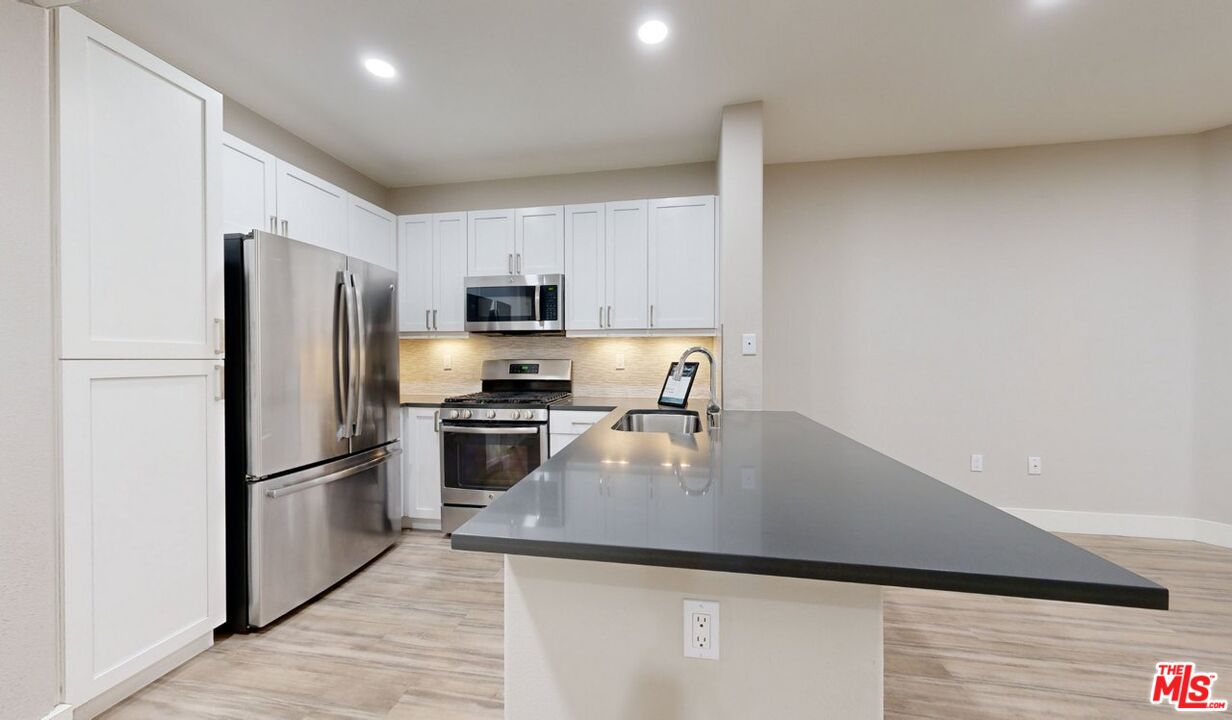 Los Angeles Condo: 6280 West 3rd Street