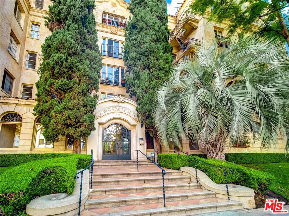 Los Angeles Condo: 109 North Sycamore Avenue
