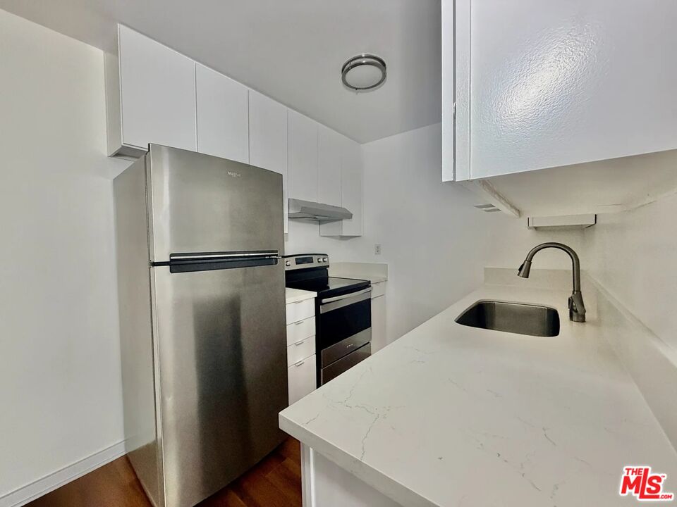 Los Angeles Condo: 5805 West 8th Street