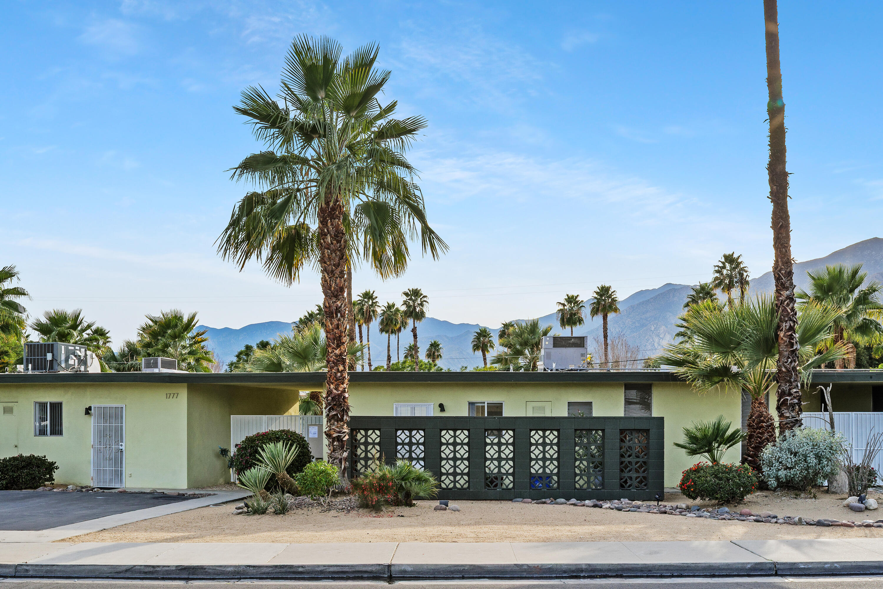 Palm Springs Condo: 1777 East Arenas Road