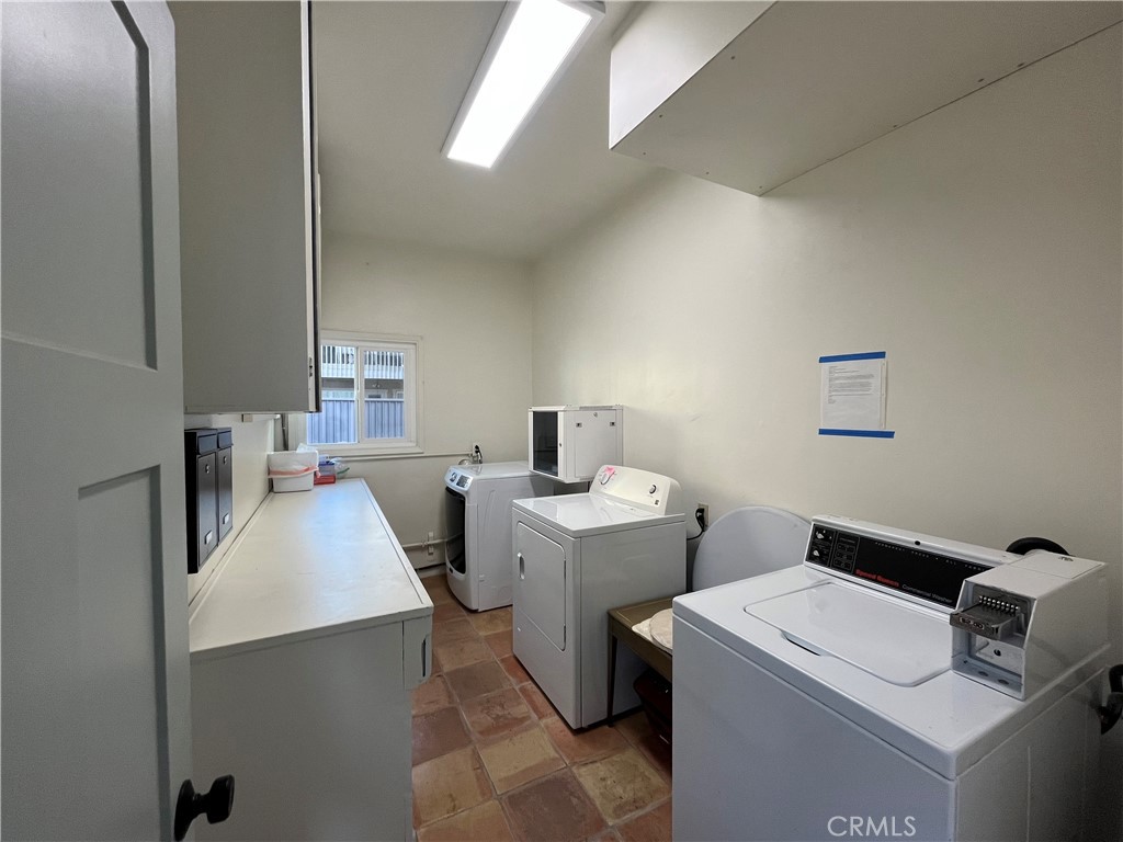 Long Beach Condo: 70 Roycroft Avenue