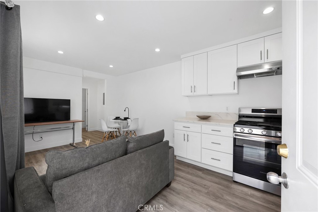 Encino Condo: 18017 Collins Street