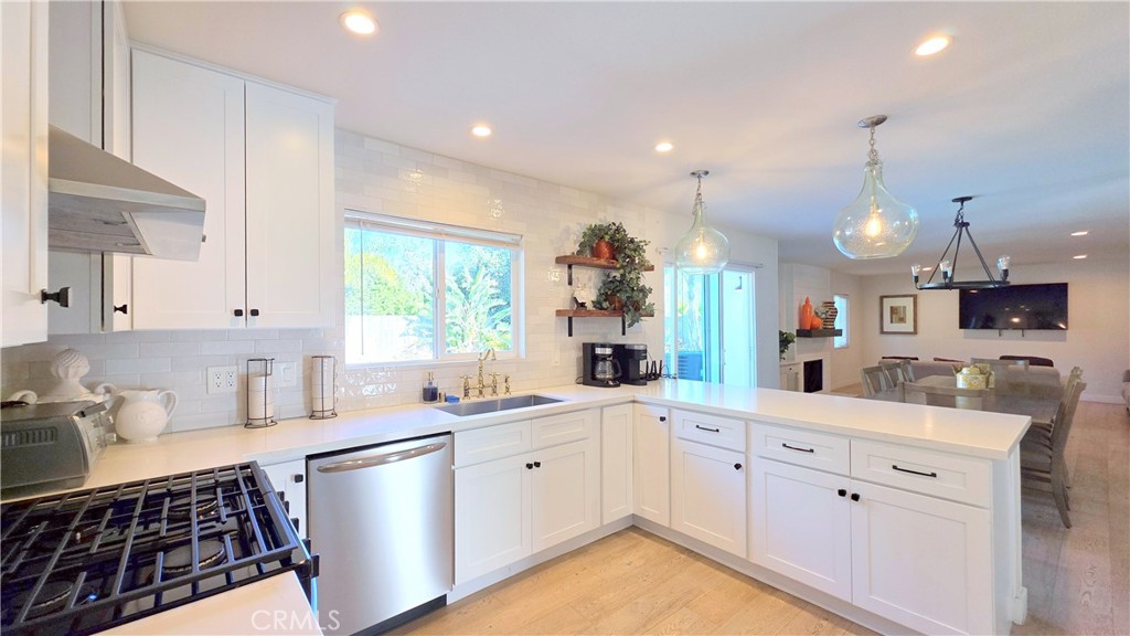 Santa Ana Condo: 913 Clemensen Avenue