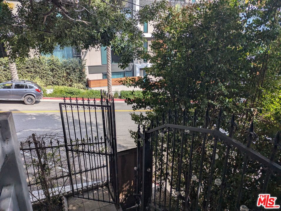 West Hollywood Condo: 1323 North Olive Drive