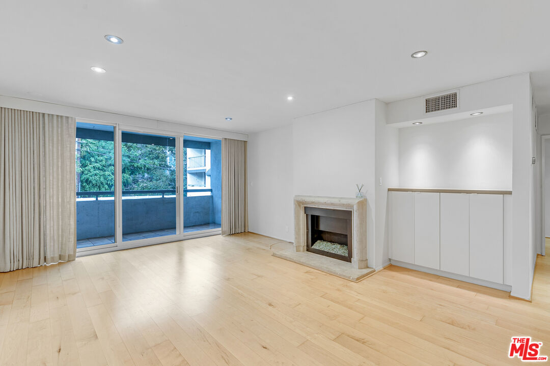 West Hollywood Condo: 8535 North W Knoll Drive