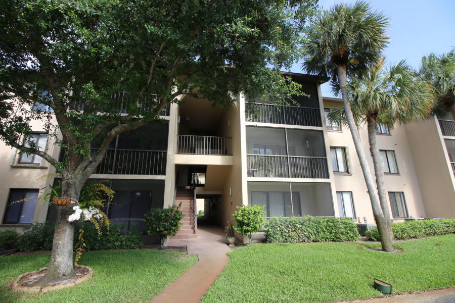 Greenacres Condo: 201 Foxtail Drive
