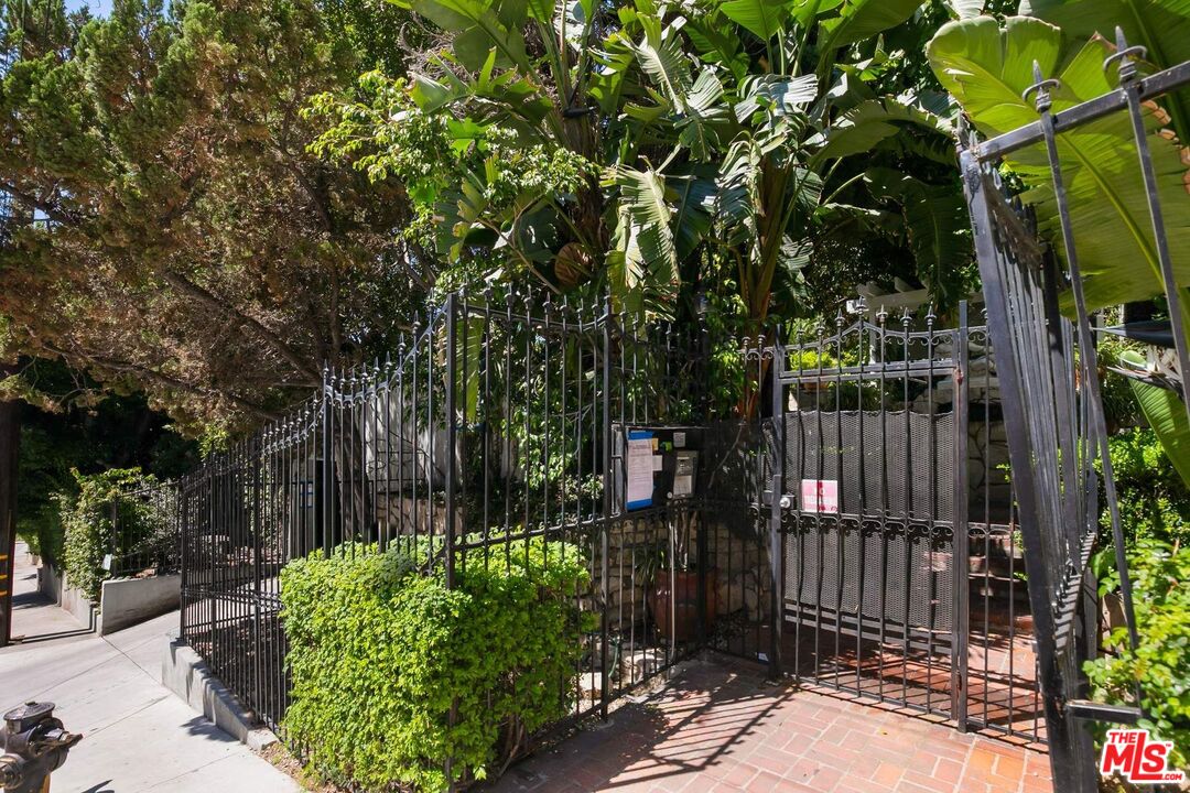 West Hollywood Condo: 1323 North Olive Drive