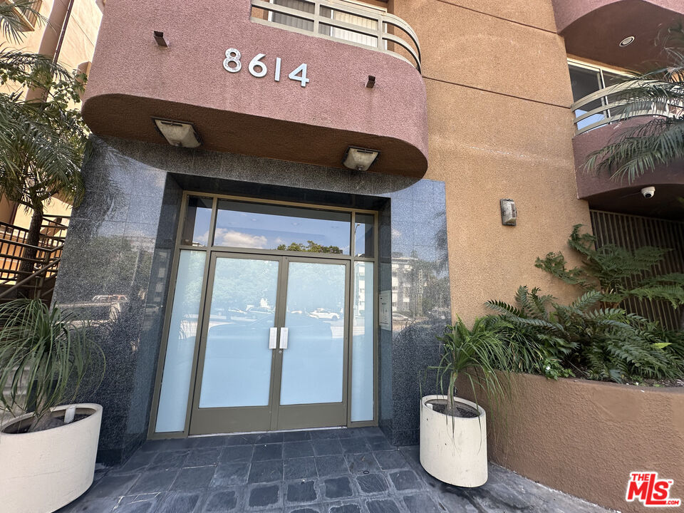 Los Angeles Condo: 8614 Burton Way