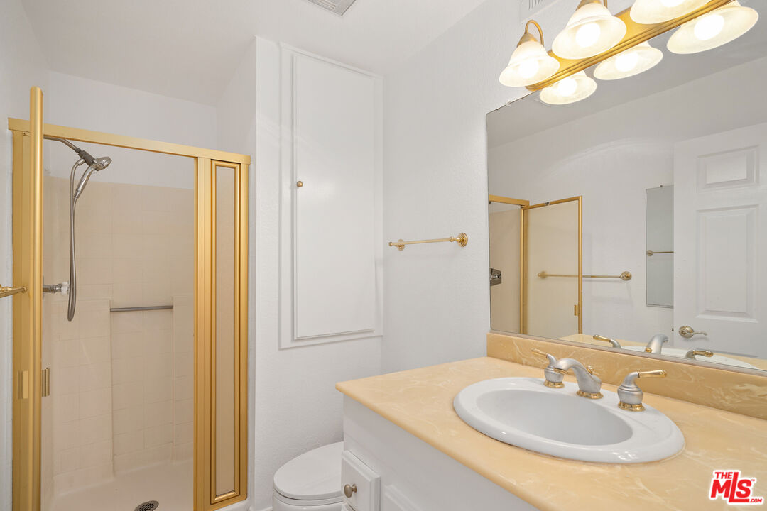 Los Angeles Condo: 839 South Holt Avenue