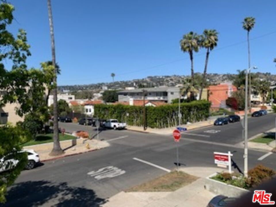 Los Angeles Condo: 7924 Clinton Street