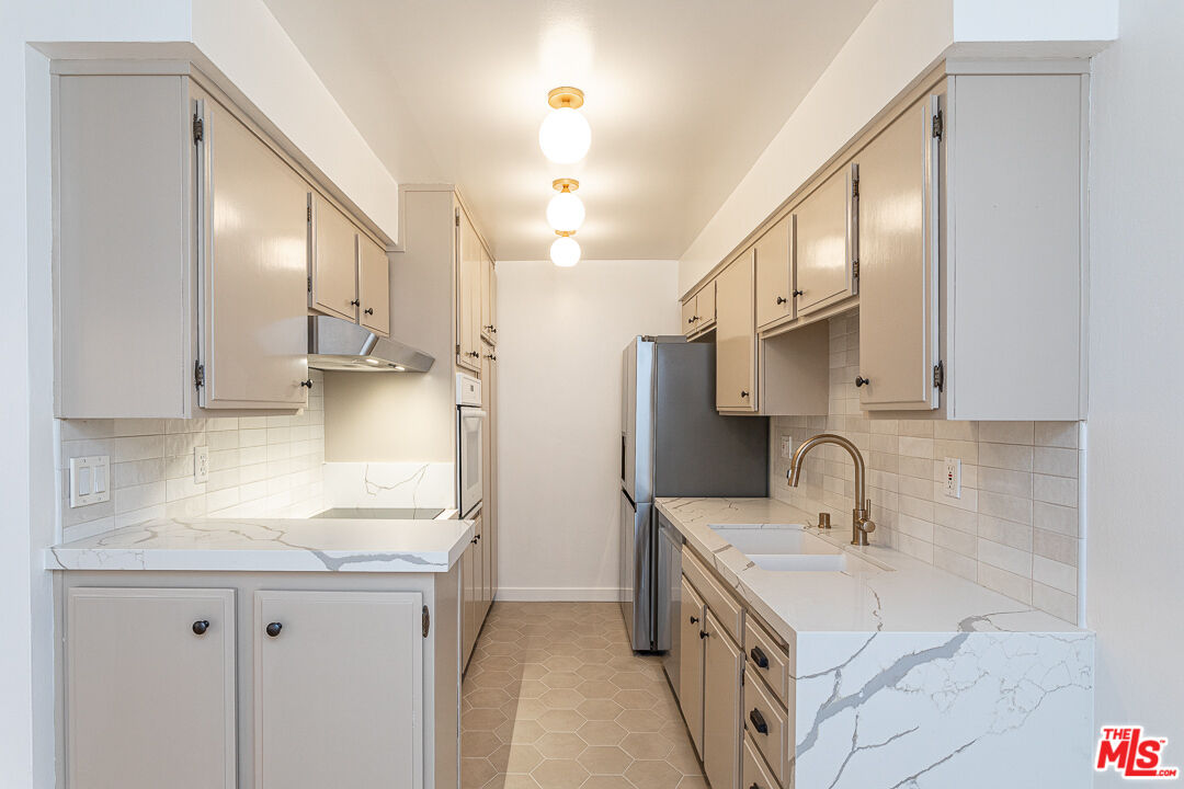 Santa Monica Condo: 914 Lincoln Boulevard