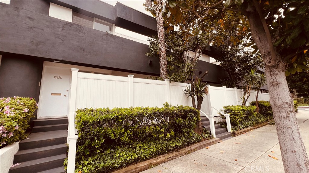 Encino Condo: 17836 West Magnolia Boulevard