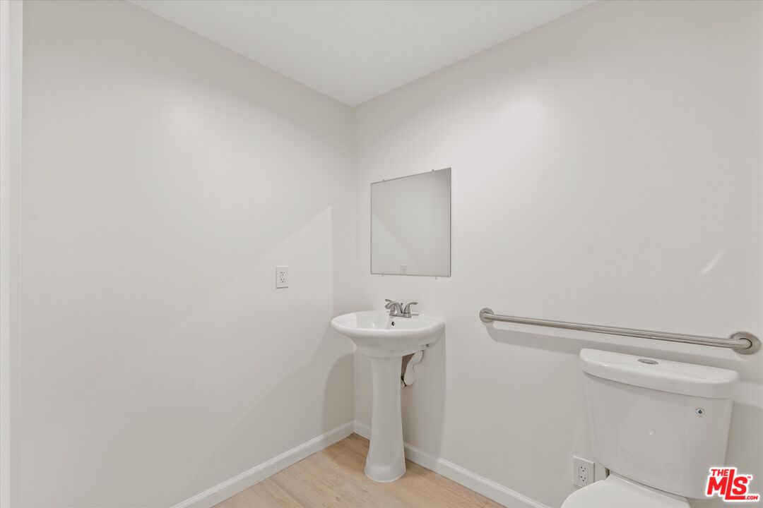 Los Angeles Condo: 1409 North Hobart Boulevard