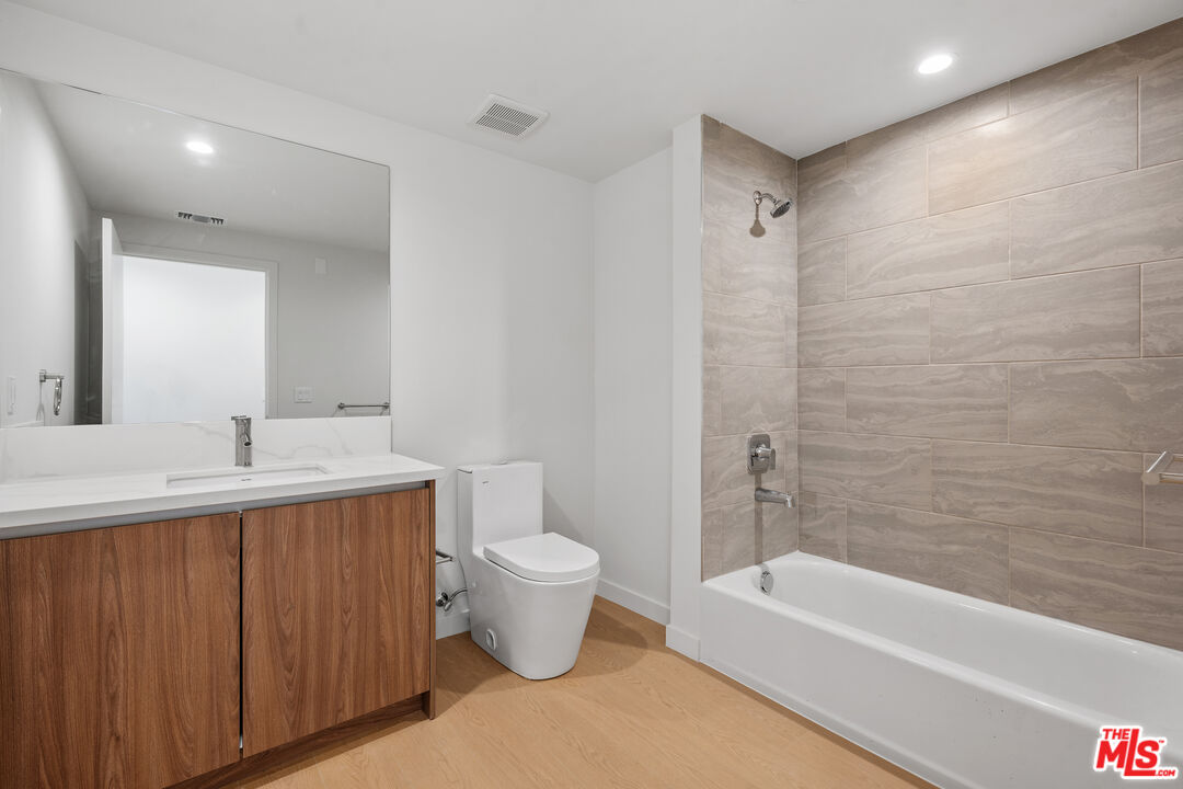 Los Angeles Condo: 1717 Winona Boulevard