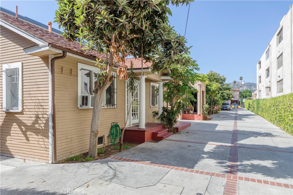 Los Angeles Condo: 5124 De Longpre Avenue