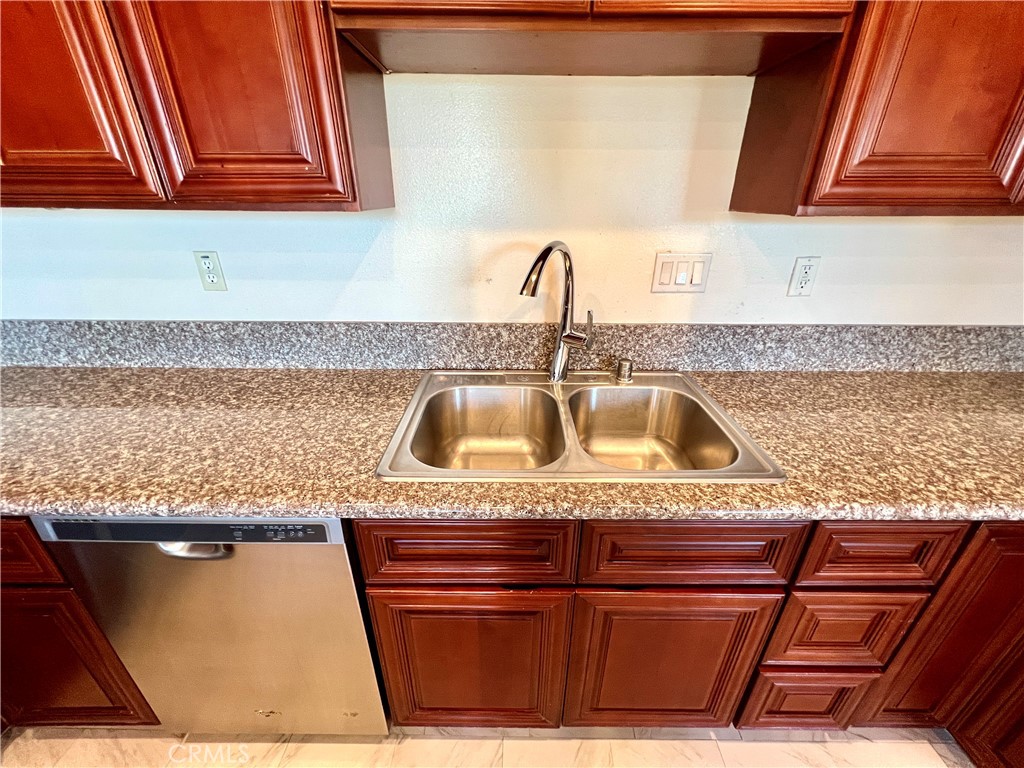 Ontario Condo: 1672 East Harvard Place