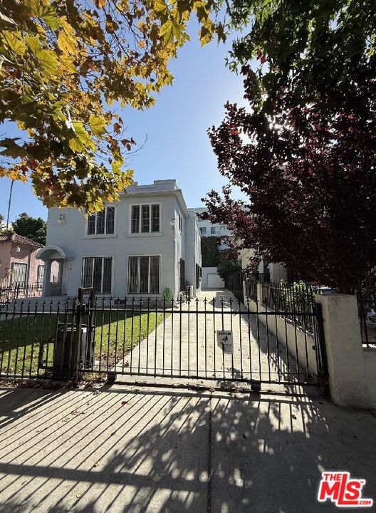 Los Angeles Condo: 734 South Gramercy Place