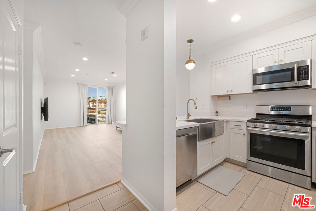 Playa Vista Condo: 6400 Crescent Parkway