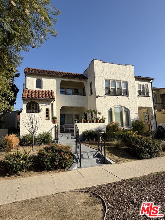 Los Angeles Condo: 1112 Meadowbrook Avenue