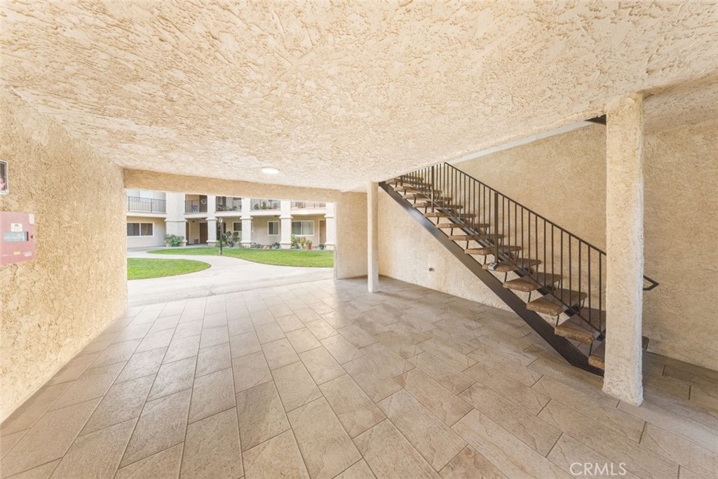 La Crescenta Condo: 3010 Montrose Avenue