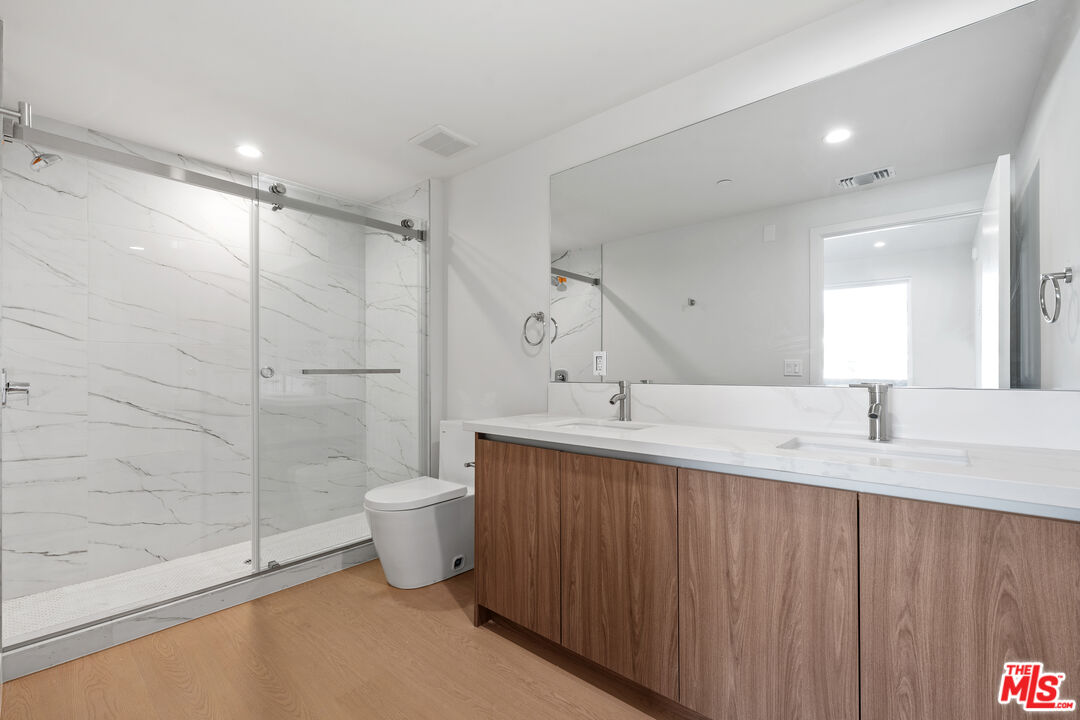 Los Angeles Condo: 1717 Winona Boulevard