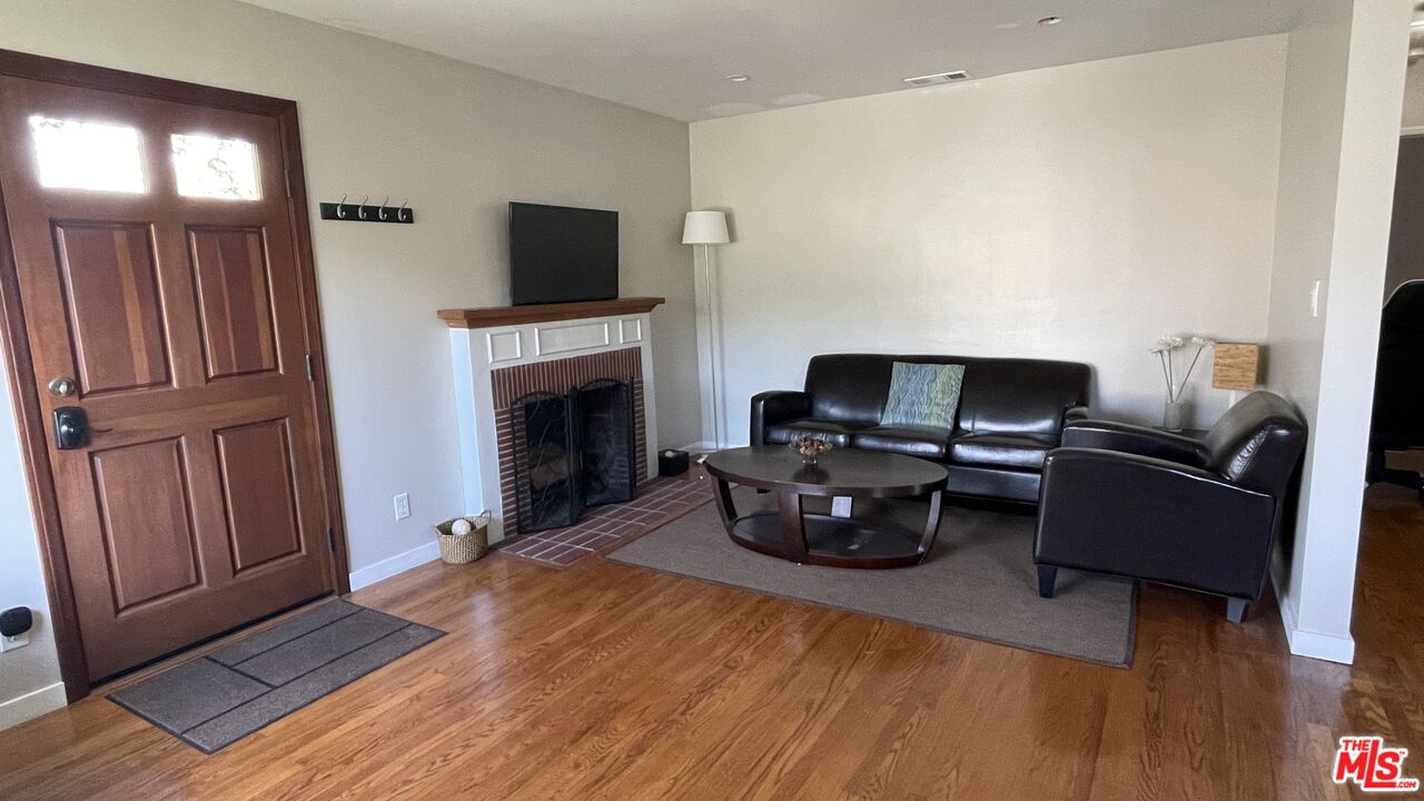 Los Angeles Condo: 7802 Airport Boulevard