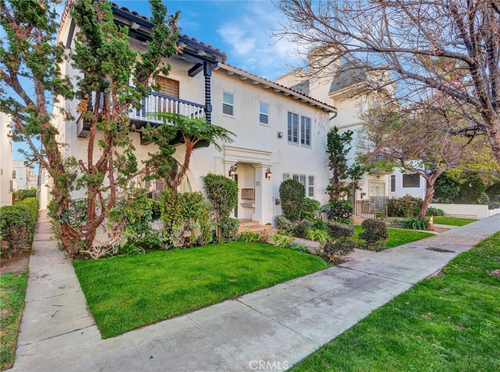 Beverly Hills Condo: 124 South Elm Drive