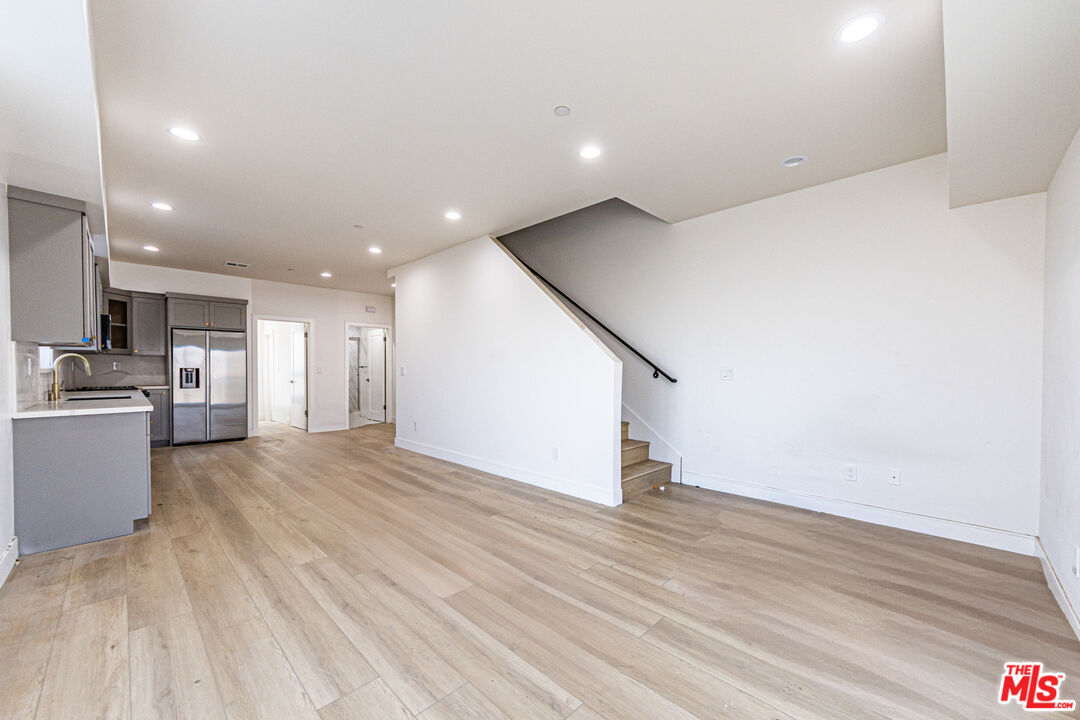Los Angeles Condo: 5436 Romaine Street