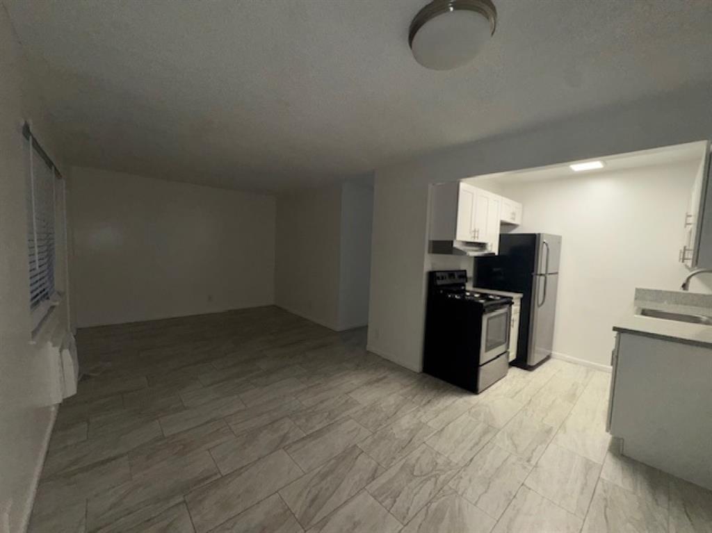 Hollywood Condo: 2220 Hayes Street