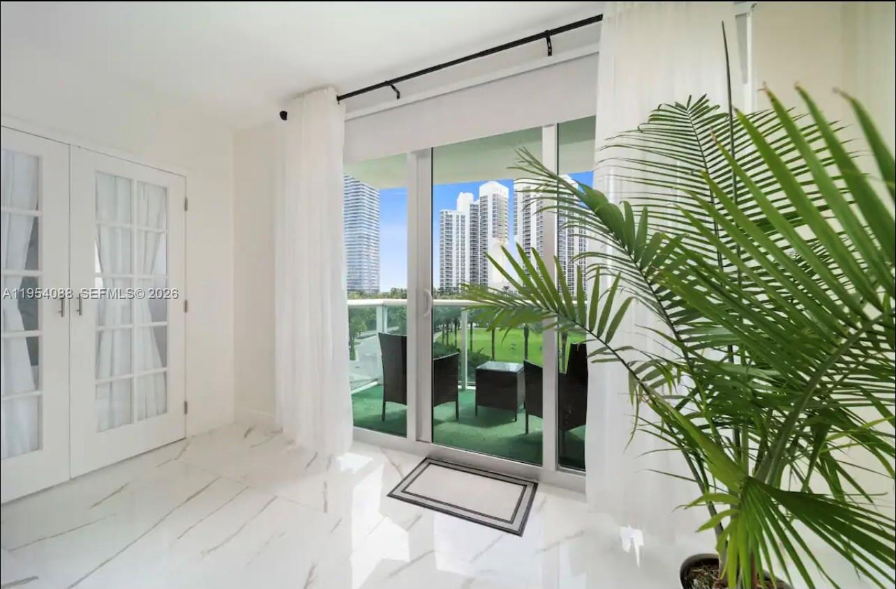 Sunny Isles Beach Condo: 19370 Collins Avenue