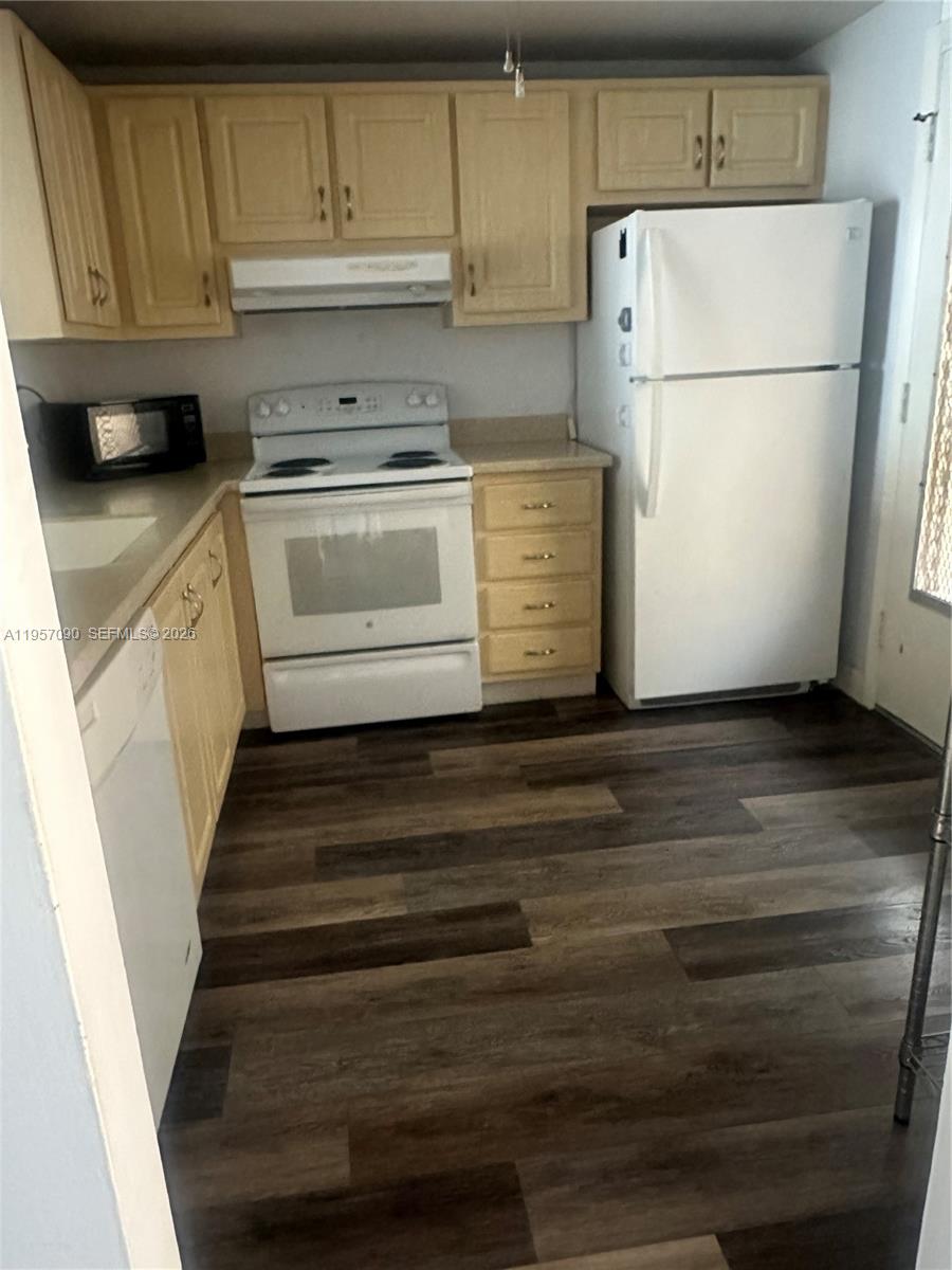 Plantation Condo: 410 Northwest 68th Avenue