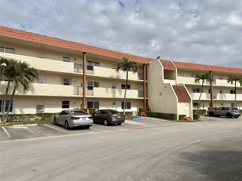 Pembroke Pines Condo: 271 South Hollybrook Drive