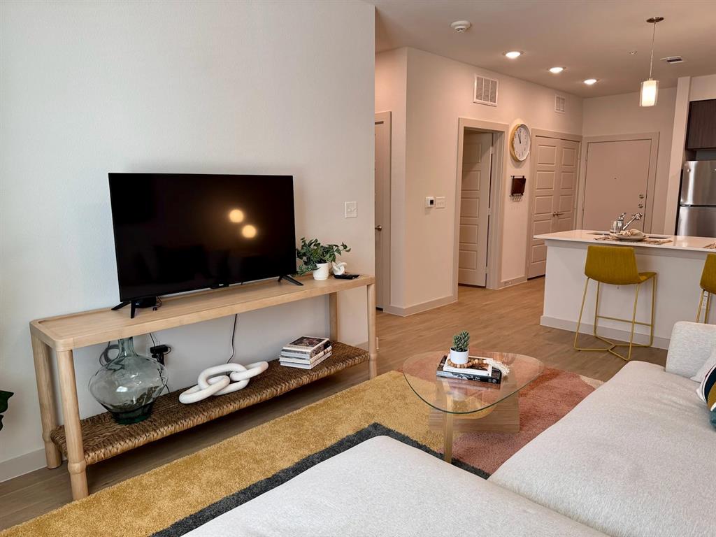 Kyle Condo: 320 Goll Street