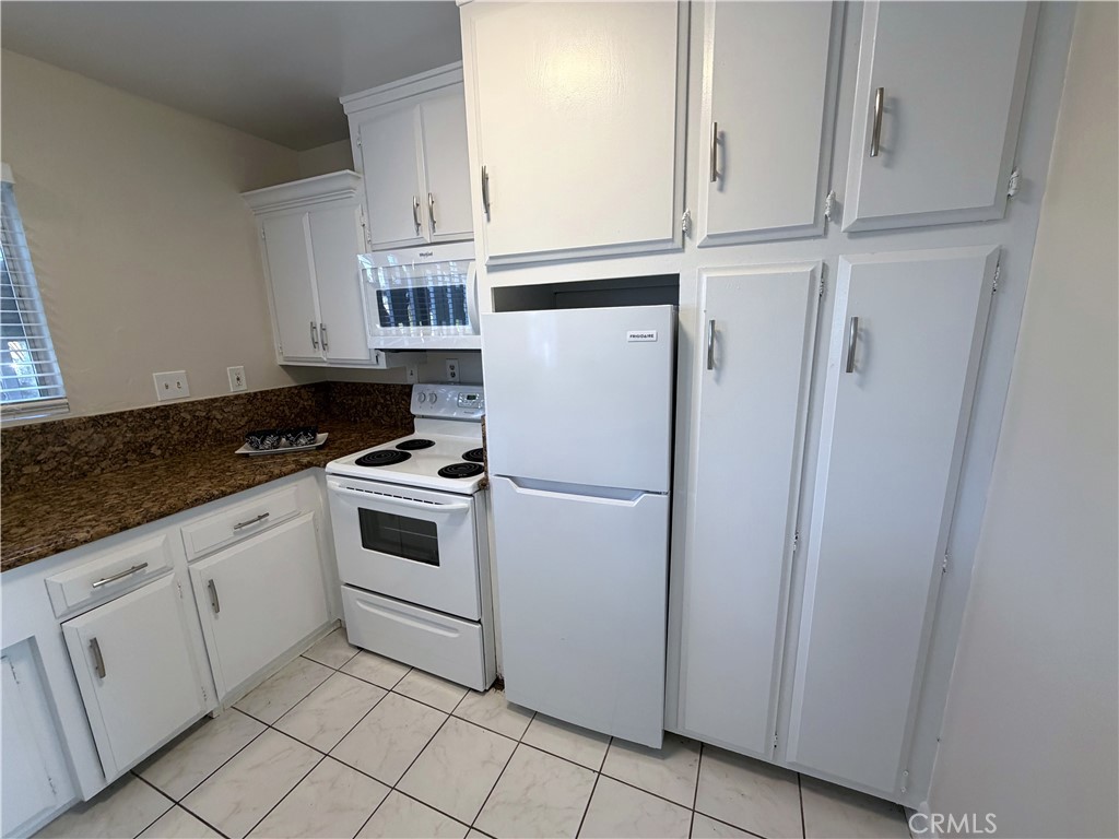 Costa Mesa Condo: 931 West 19th Street