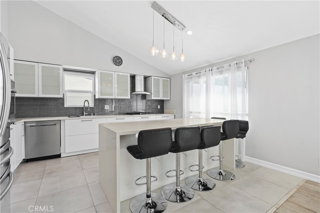 Granada Hills Condo: 12835 Titian Avenue