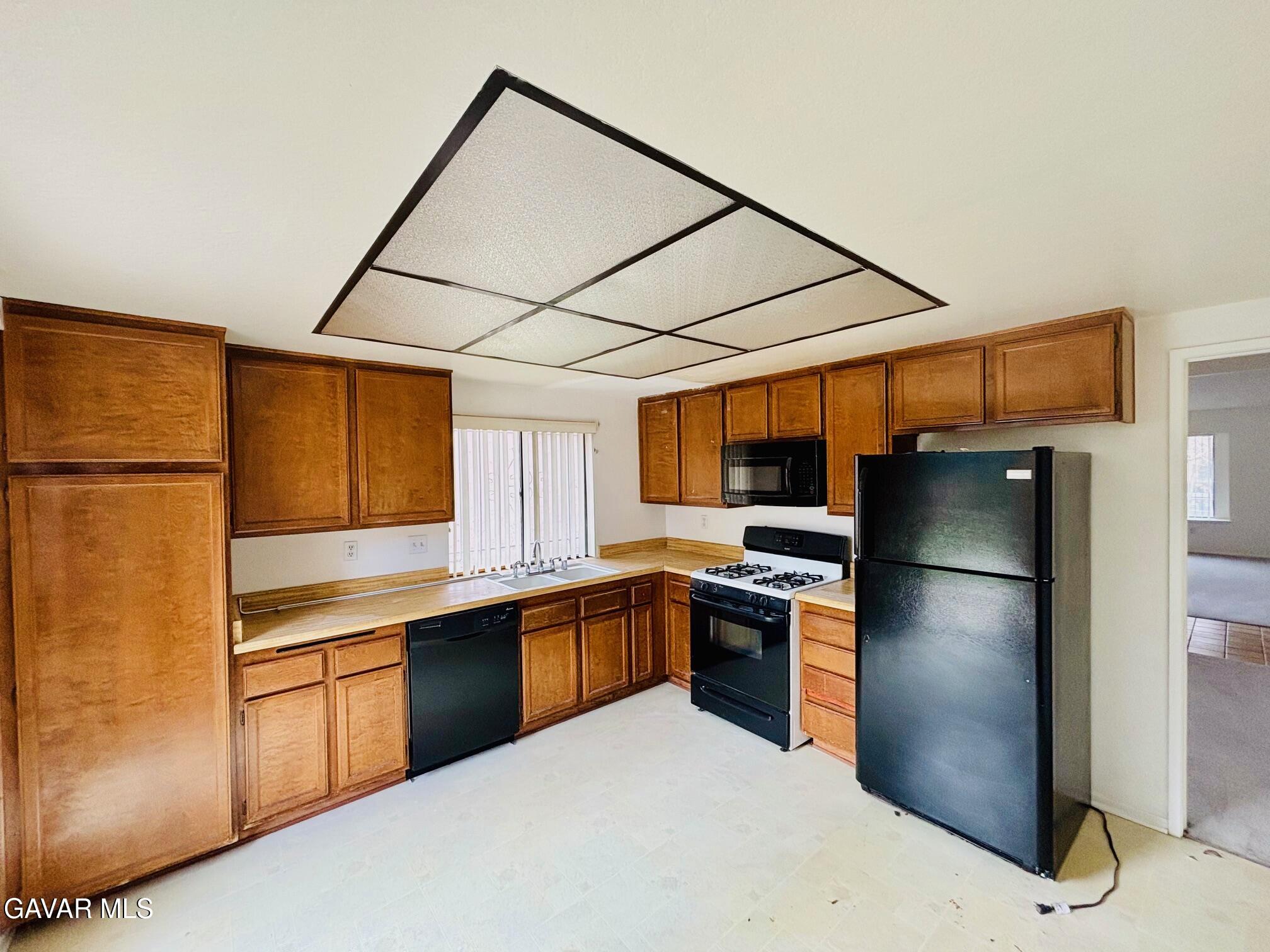 Palmdale Condo: 3220 Ave S-2